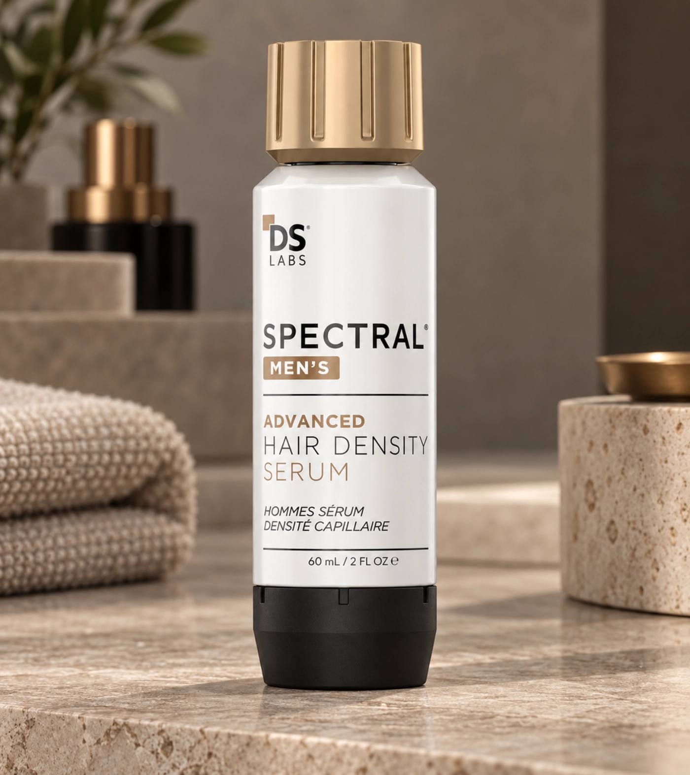 Envase cerrado con tapa dorada del serum anticaída Spectral Men's DNC-N en un entorno de baño tipo spa.
