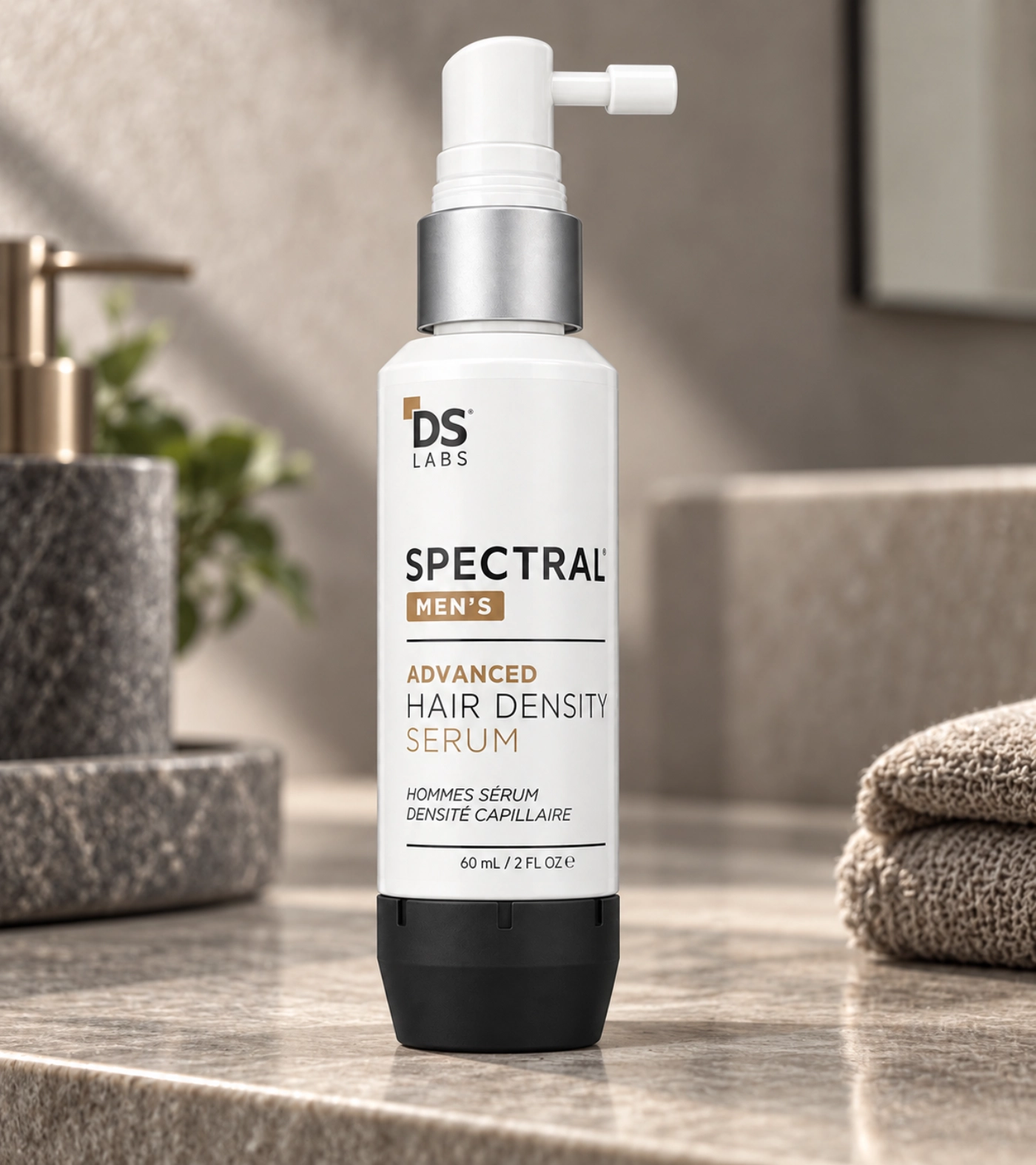 Aplicador en spray del serum capilar Spectral Men's DNC-N con Nanoxidil al 5% sobre el lavabo del baño.