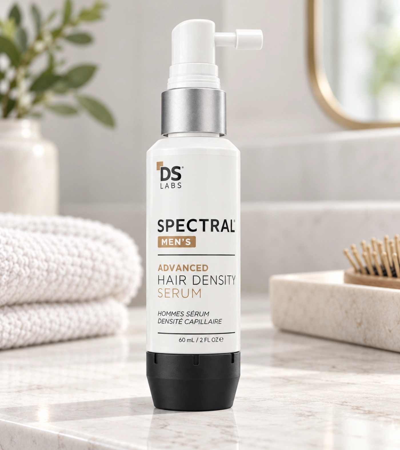 Tratamiento para la densidad capilar masculina Spectral Men's en formato spray junto a accesorios de aseo personal.